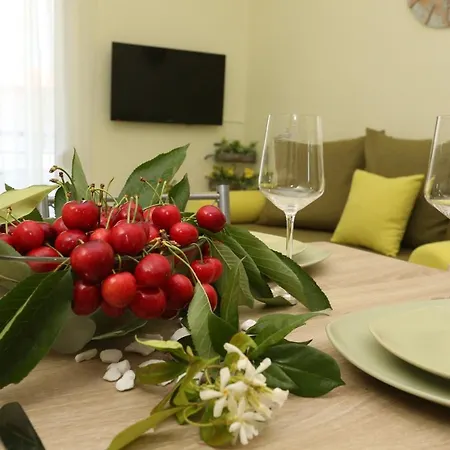Elia Apartment *